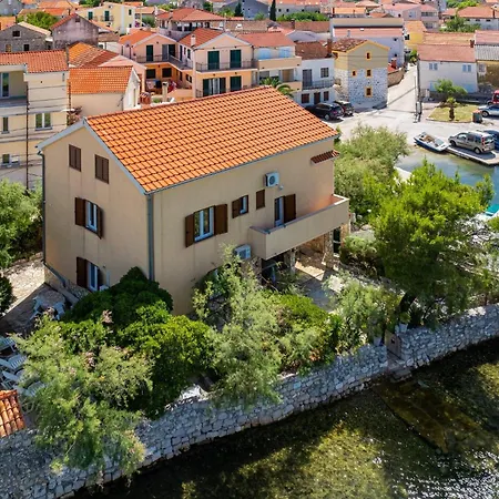 Ugljan アパート *